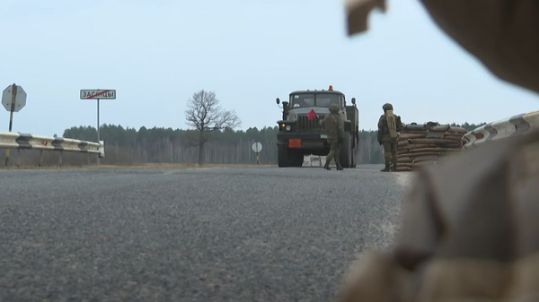 Белорусские военные усилили границу в Ельском районе – видео  - Sputnik Беларусь
