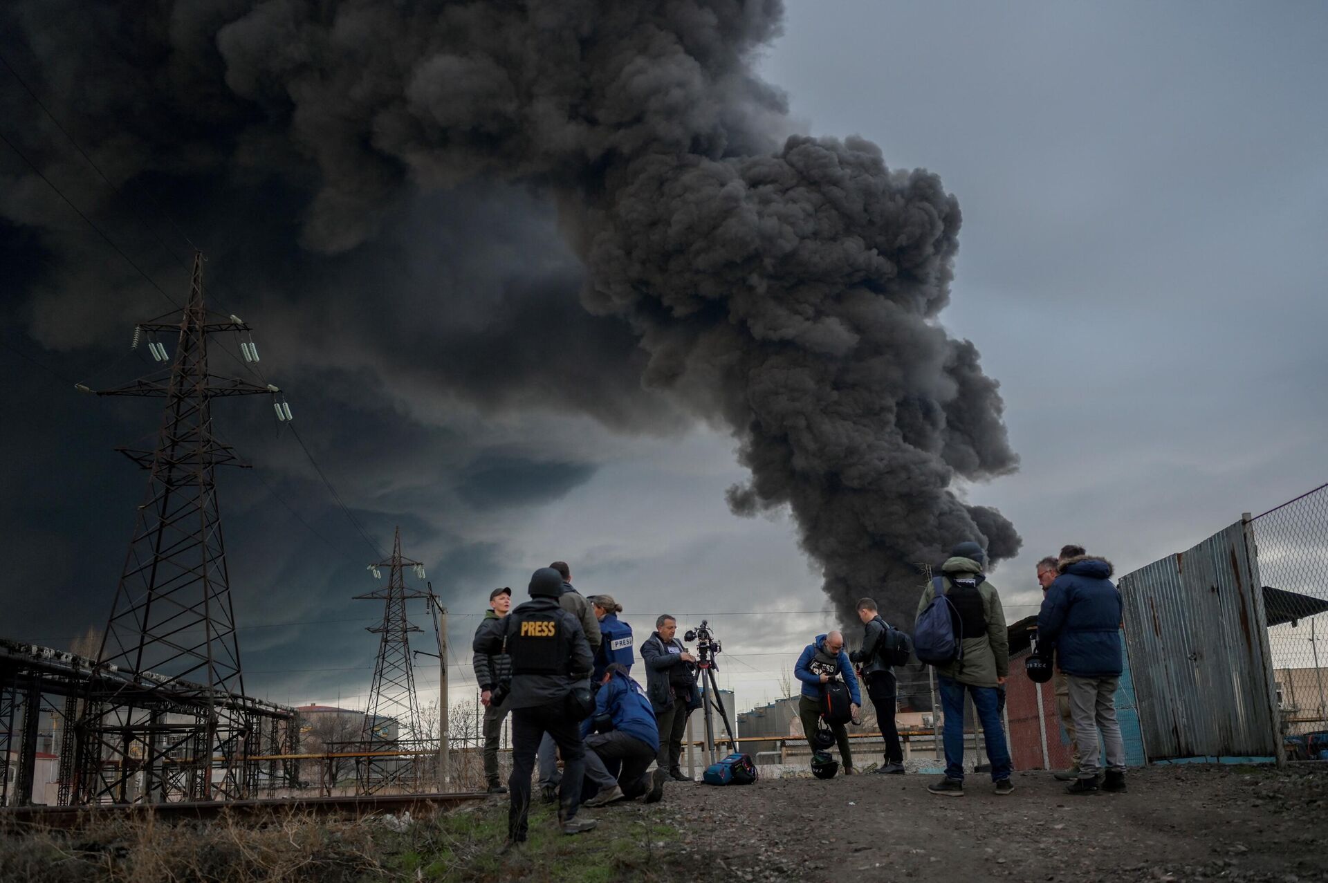 Журналисты и местные жители смотрят, как поднимается дым после атаки российской армии - Sputnik Беларусь, 1920, 03.04.2022