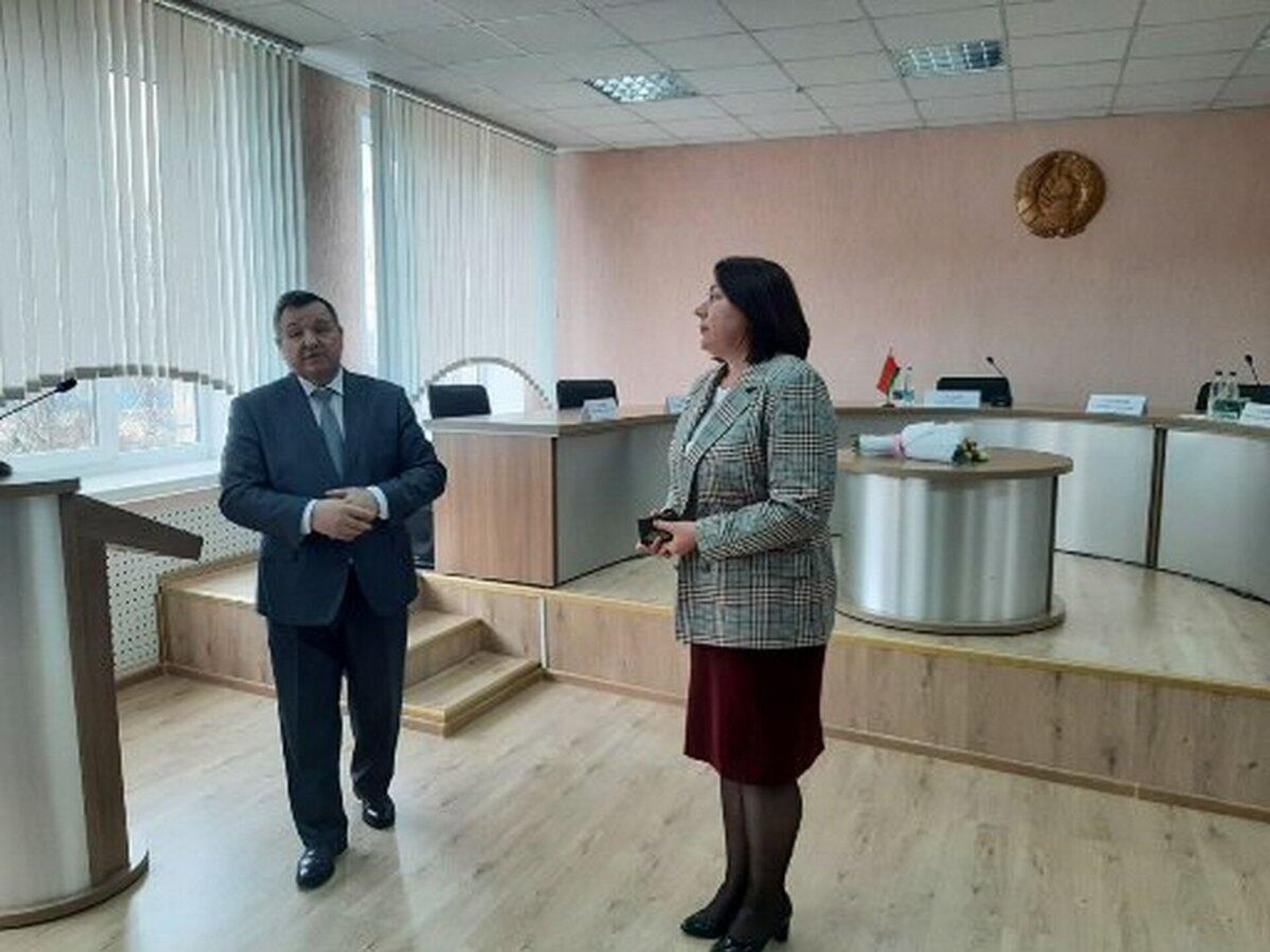 Министр природных ресурсов и охраны окружающей среды Республики Беларусь Андрей Худык представил коллективу Белгидромета нового руководителя - Тамару Гомонову - Sputnik Беларусь, 1920, 04.04.2022