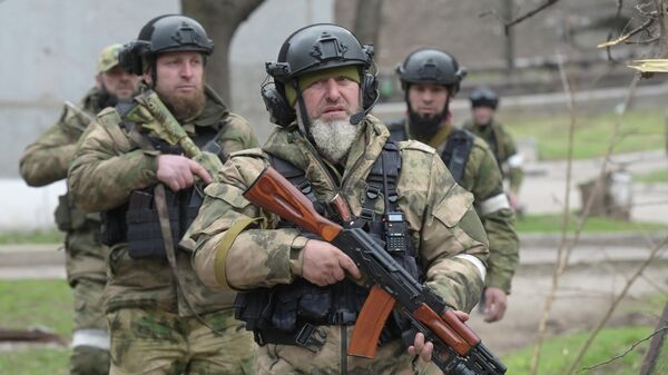 Бойцы специального отряда быстрого реагирования Ахмат готовятся к отработке штурма жилого здания в Мариуполе - Sputnik Беларусь