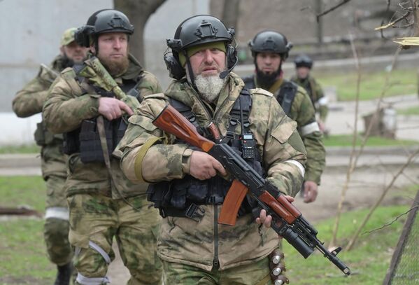 Бойцы специального отряда быстрого реагирования Ахмат готовятся к отработке штурма жилого здания в Мариуполе - Sputnik Беларусь
