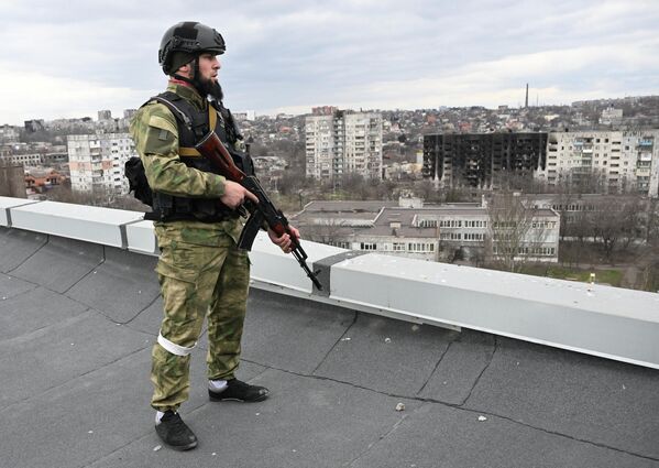 Боец специального отряда быстрого реагирования Ахмат на крыше здания в Мариуполе - Sputnik Беларусь