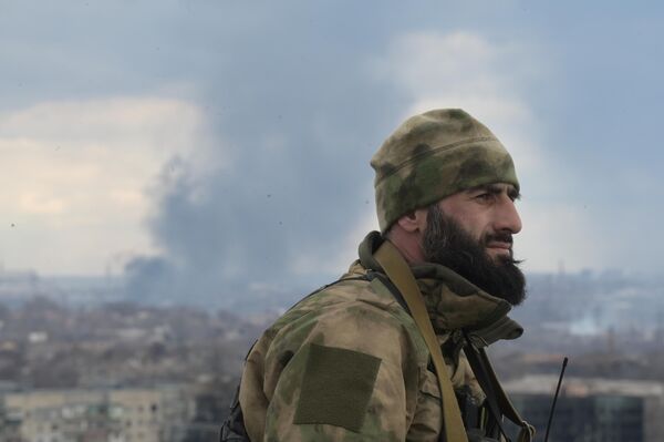 Боец специального отряда быстрого реагирования Ахмат на крыше здания в Мариуполе - Sputnik Беларусь
