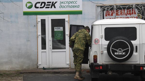 Российские военные возле офиса СДЭК в Мозыре - Sputnik Беларусь