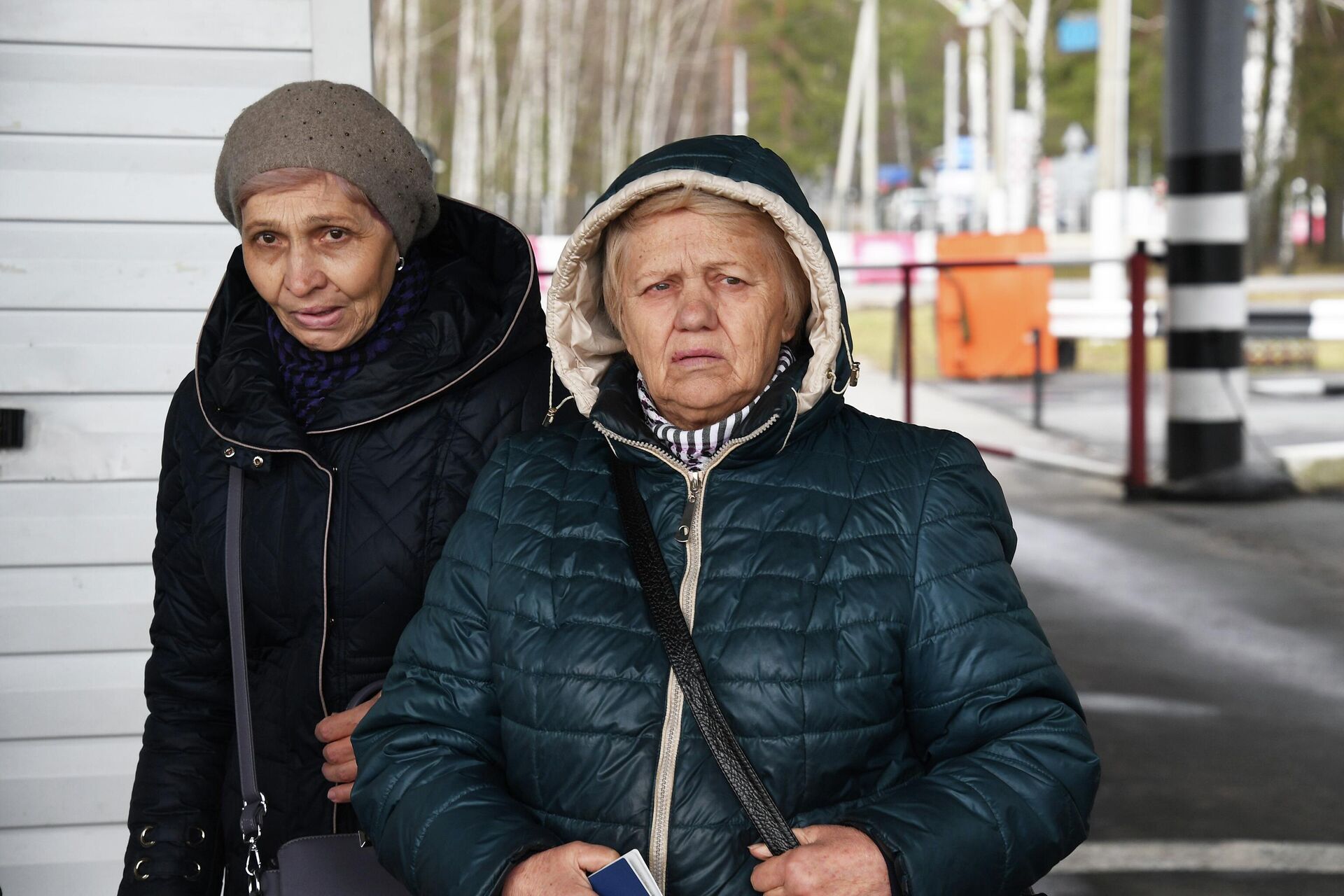 Сестры Людмила Ивановна и Нина Ивановна едут в Брянск - Sputnik Беларусь, 1920, 08.04.2022