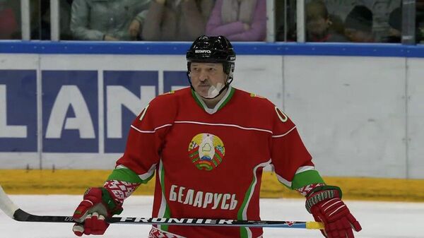 Президент Беларуси Александр Лукашенко после полученной травмы - Sputnik Беларусь