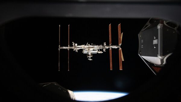 Вид на МКС с корабля Crew Dragon  - Sputnik Беларусь