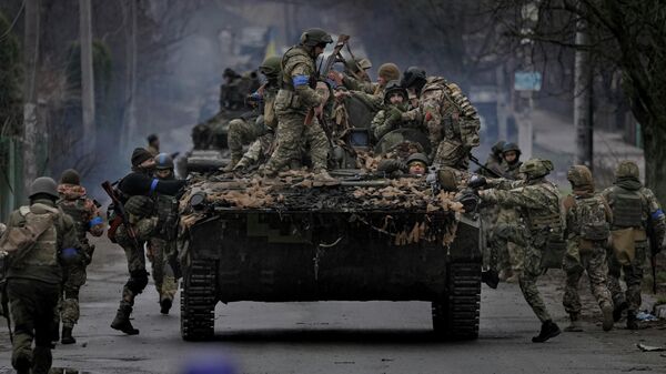 Украинские военнослужащие забираются на боевую машину под Киевом - Sputnik Беларусь