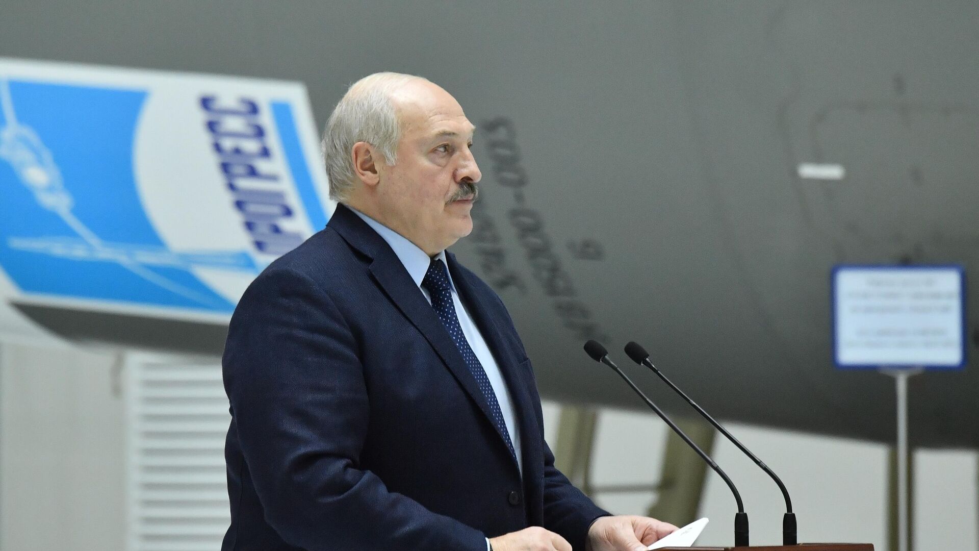 Президент Беларуси Александр Лукашенко на пресс-конференции в сборочном цехе ракеты-носителя на космодроме Восточный, 12 апреля 2022 года - Sputnik Беларусь, 1920, 12.04.2022