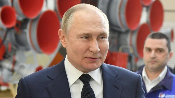 Президент РФ Владимир Путин на встрече с работниками космодрома Восточный в сборочном цехе ракеты-носителя - Sputnik Беларусь