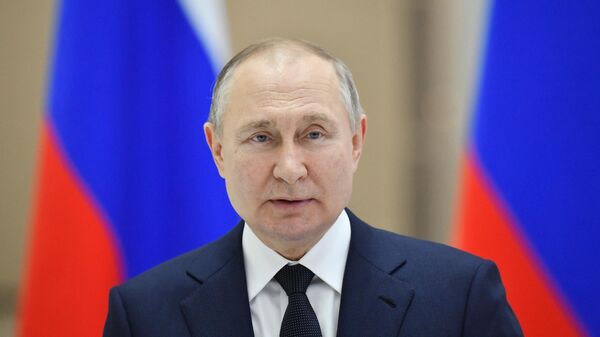 Президент РФ Владимир Путин выступает перед работниками космодрома Восточный в сборочном цехе ракеты-носителя - Sputnik Беларусь