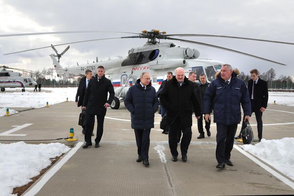 Вместе с белорусским лидером на космодром прилетел  его младший сын Николай Лукашенко (справа на фото). - Sputnik Беларусь