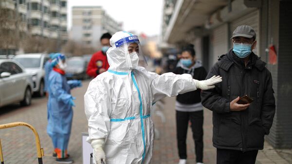 Люди стоят в очереди, чтобы пройти тесты на коронавирус Covid-19 - Sputnik Беларусь
