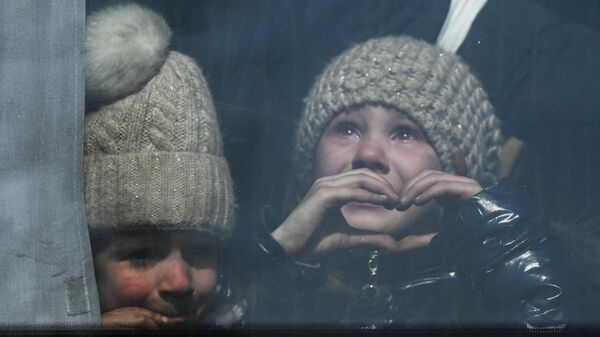 Беженцы из Мариуполя в автобусе  - Sputnik Беларусь