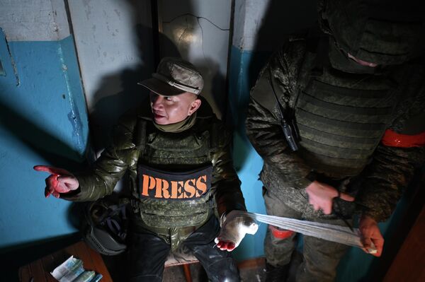 Военный корреспондент китайского телеканала Феникс TV Лю Юй Гуан, получивший ранение при обстреле группы журналистов в Мариуполе - Sputnik Беларусь