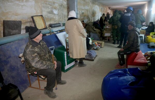 Жители Николаевки, бойцы народной милиции Донецкой народной республики и журналисты укрываются в подвале здания - Sputnik Беларусь