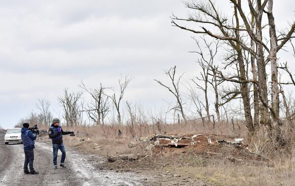 Журналисты осматривают брошенные позиции ВСУ в районе села Широкино в ДНР - Sputnik Беларусь