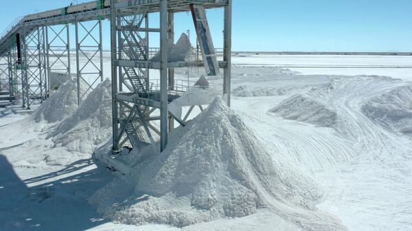 Вид с воздуха на груды соли, побочного продукта добычи лития, на государственном комплексе по добыче лития в южной части солончака Уюни, Боливия - Sputnik Беларусь