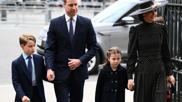 Принц Уильям, герцог (слева), Кэтрин, герцогиня Кембриджская (справа) и их дети - принц Джордж Кембриджский и британская принцесса Шарлотта  - Sputnik Беларусь