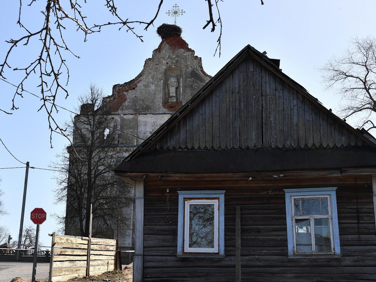 К чему падает картина со стены в доме ночью