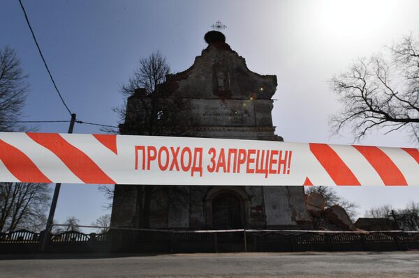 В первые дни после обрушения на территории костела работали сотрудники МЧС. - Sputnik Беларусь
