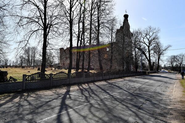 Жители поселка считают, что обрушение костела, который уже давно признан аварийным, просто неизбежно. - Sputnik Беларусь