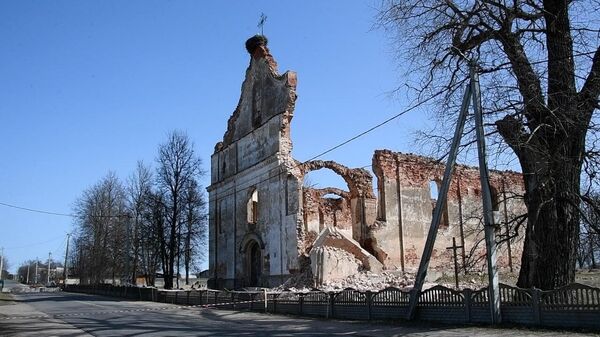 Снос или реконструкция? Какая судьба ждет аварийный костел в Зембине – видео - Sputnik Беларусь