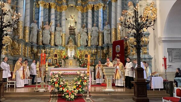 Католики Гродно впервые за последние два года на Пасху прошлись Крестным ходом по центральным улицам города - Sputnik Беларусь