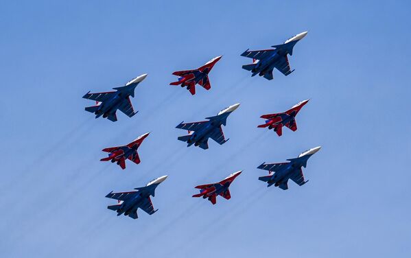 Истребители МиГ-29 и Су-30СМ пилотажных групп &quot;Русские витязи&quot; и &quot;Стрижи&quot; на репетиции воздушной части военного парада. - Sputnik Беларусь