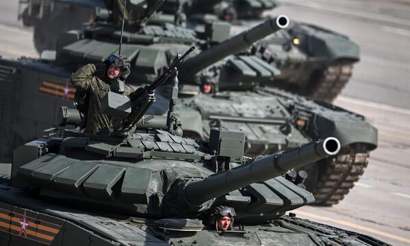 Военнослужащие на танках Т-72Б3. - Sputnik Беларусь