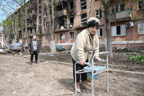 Жители в Левобережном районе Мариуполя - Sputnik Беларусь