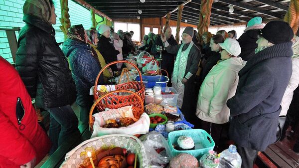 Белорусы освящают пасхальную пищу в канун великого праздника Пасхи – видео - Sputnik Беларусь