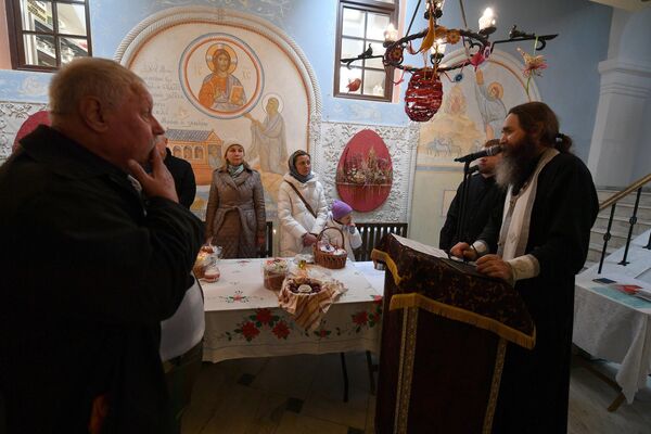 Отец Андрей освящает пасхальные продукты в храме Свято-Елисаветинского монастыря. - Sputnik Беларусь