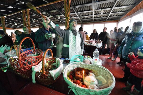 Верующие приходят в храм с пасхальными блюдами за благословением для праздничного стола. - Sputnik Беларусь