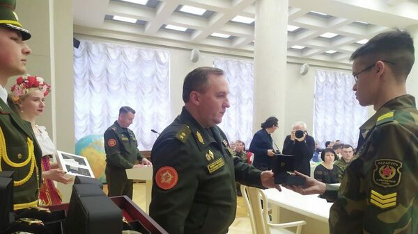 Министр обороны Виктор Хренин награждает отличившихся солдат и сержантов - Sputnik Беларусь