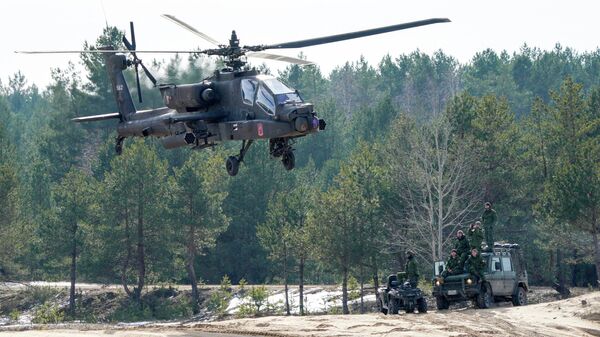 Боевой вертолет Boeing AH-64 Apache во время военных учений, архивное фото - Sputnik Беларусь
