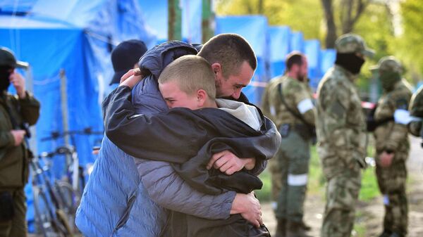 Эвакуированные из района Азовстали мирные жители в селе Безыменное  - Sputnik Беларусь