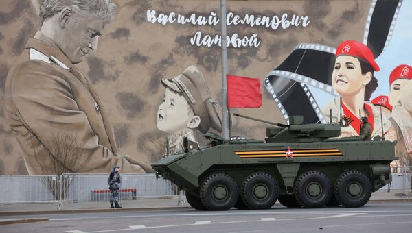 Боевая машина пехоты БМП К-17 &quot;Бумеранг&quot; в колонне военной техники двигается по улице в Москве. - Sputnik Беларусь