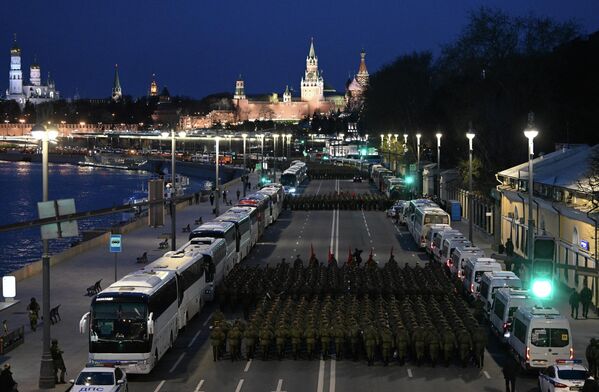 Военнослужащие на Москворецкой набережной в Москве перед началом ночной репетиции военного парада. - Sputnik Беларусь