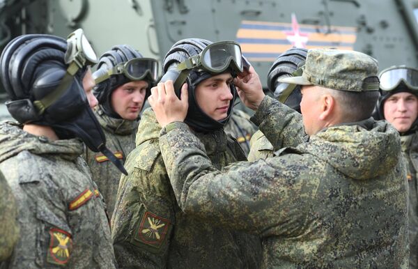Военнослужащие перед началом ночной репетиции военного парада. - Sputnik Беларусь