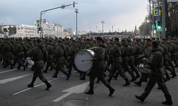 Военнослужащие в центре Москвы перед началом репетиции военного парада. - Sputnik Беларусь