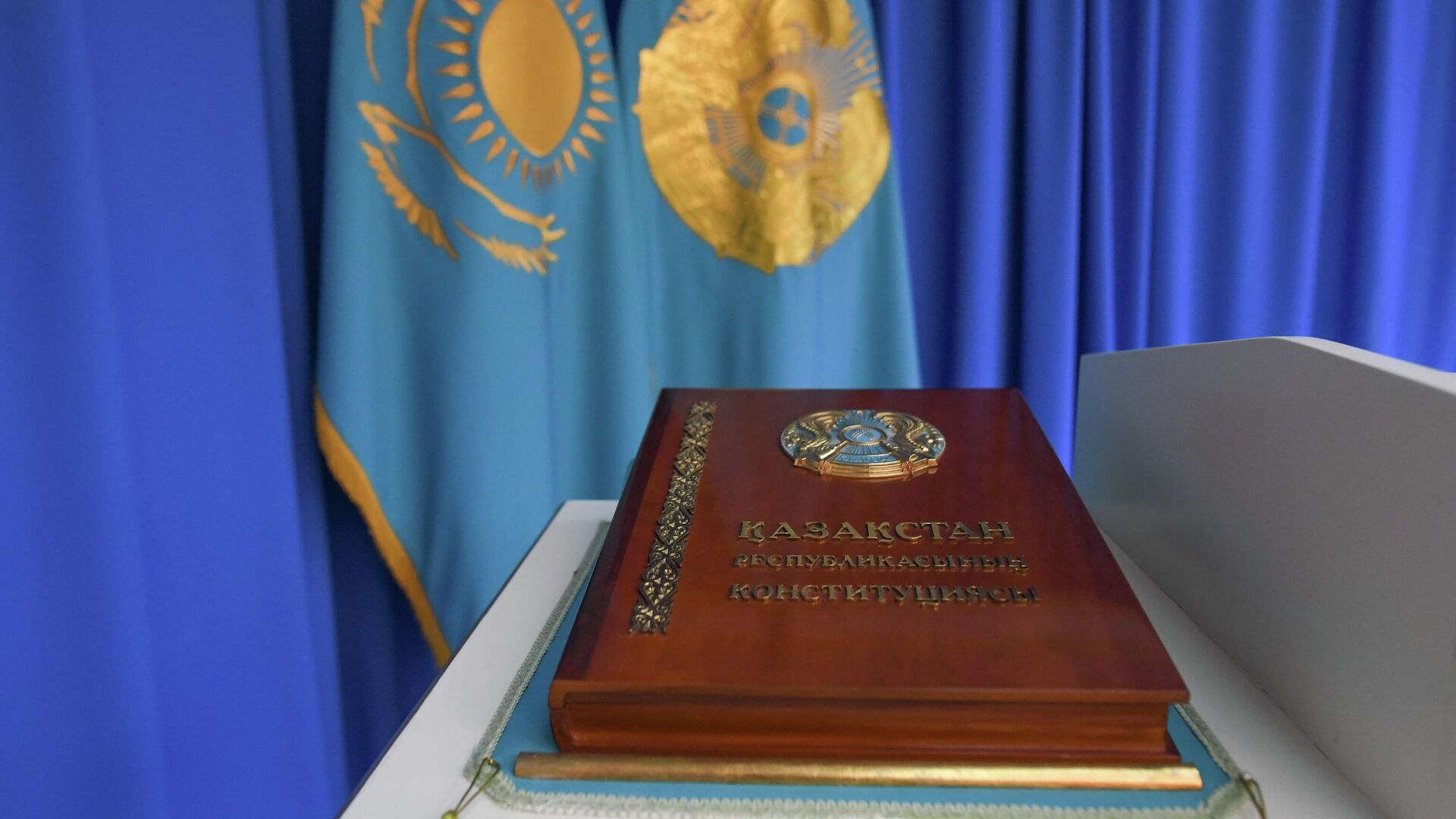 Конституция Республики Казахстан в Музее первого президента Республики Казахстан в Нур-Султане - Sputnik Беларусь, 1920, 05.05.2022