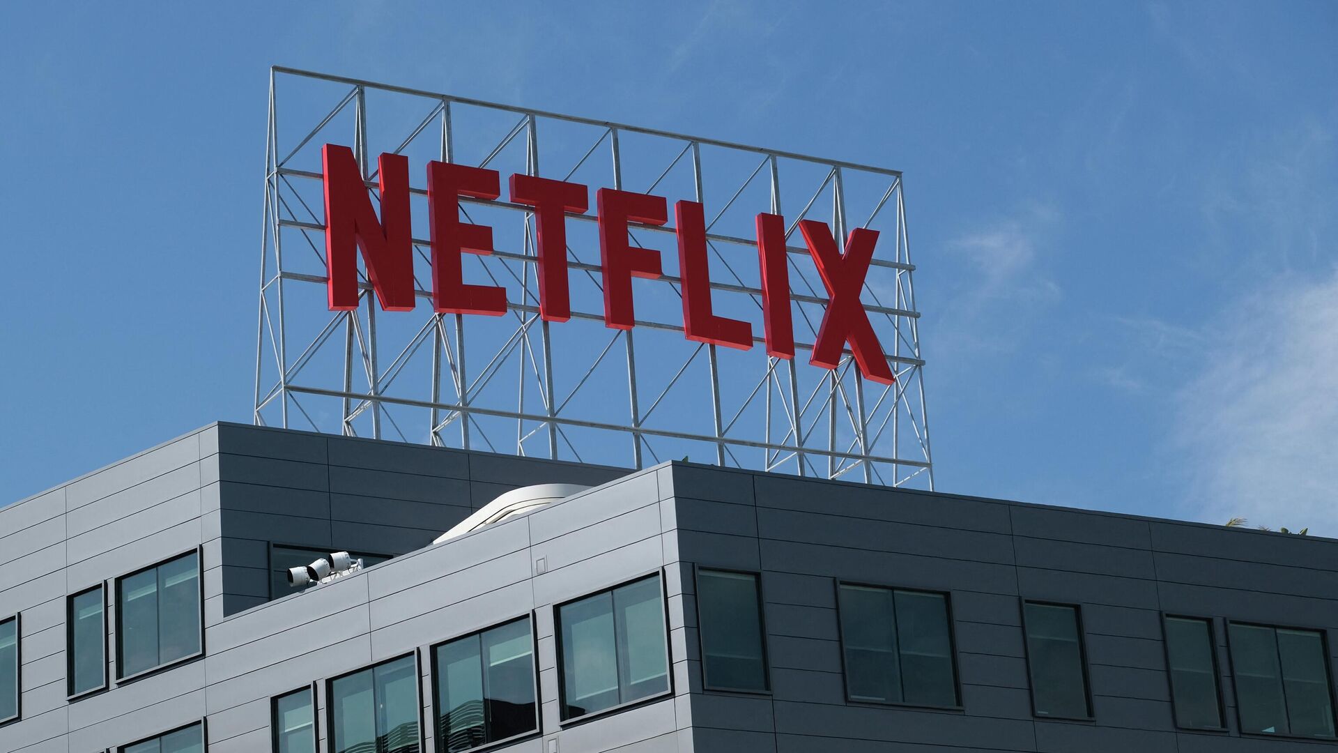 Kоготип Netflix отображается на вершине офисного здания компании в Голливуде - Sputnik Беларусь, 1920, 05.05.2022