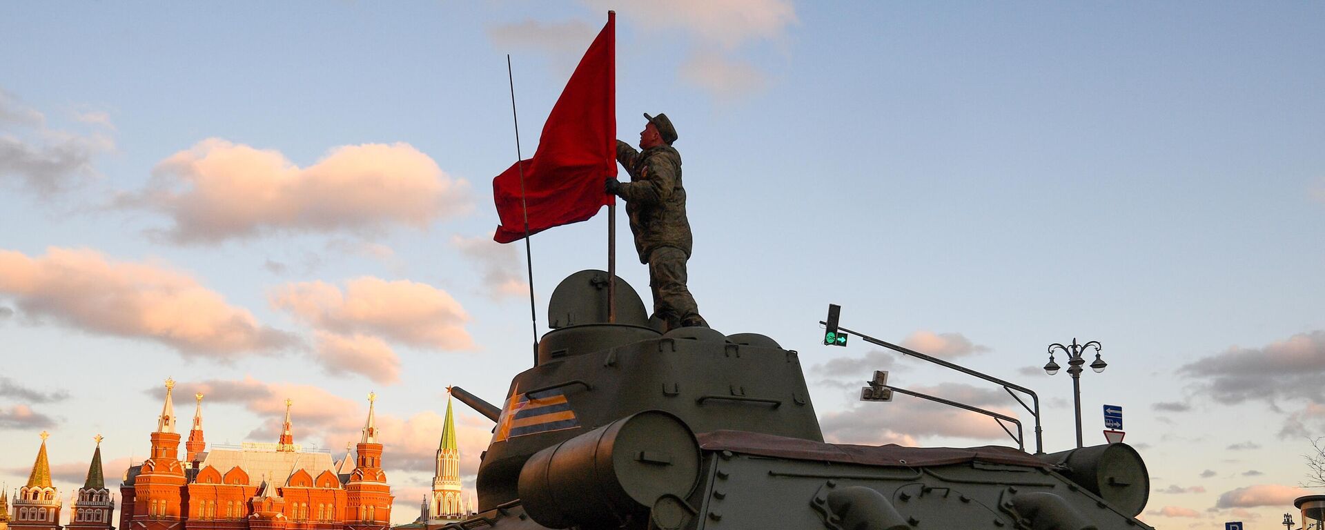 Танк Т-34-85 на Цвярской вуліцы ў Маскве перад пачаткам начной рэпетыцыі ваеннага парада - Sputnik Беларусь, 1920, 15.01.2025