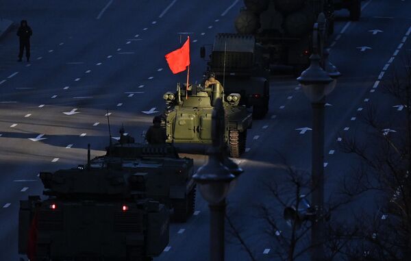 Военная техника перед началом ночной репетиции военного парада. - Sputnik Беларусь