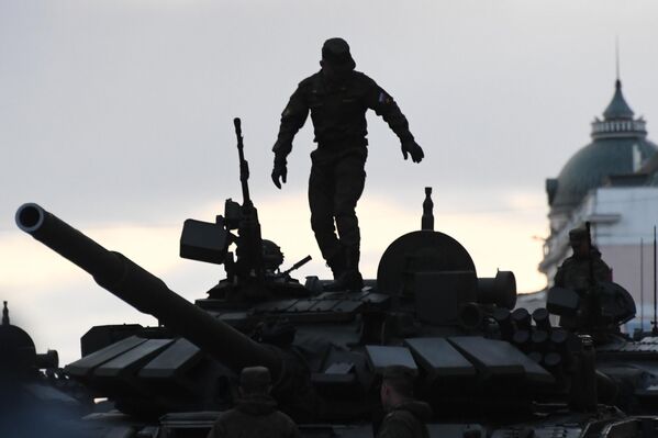 Военнослужащие на танке Т-72Б3М. - Sputnik Беларусь