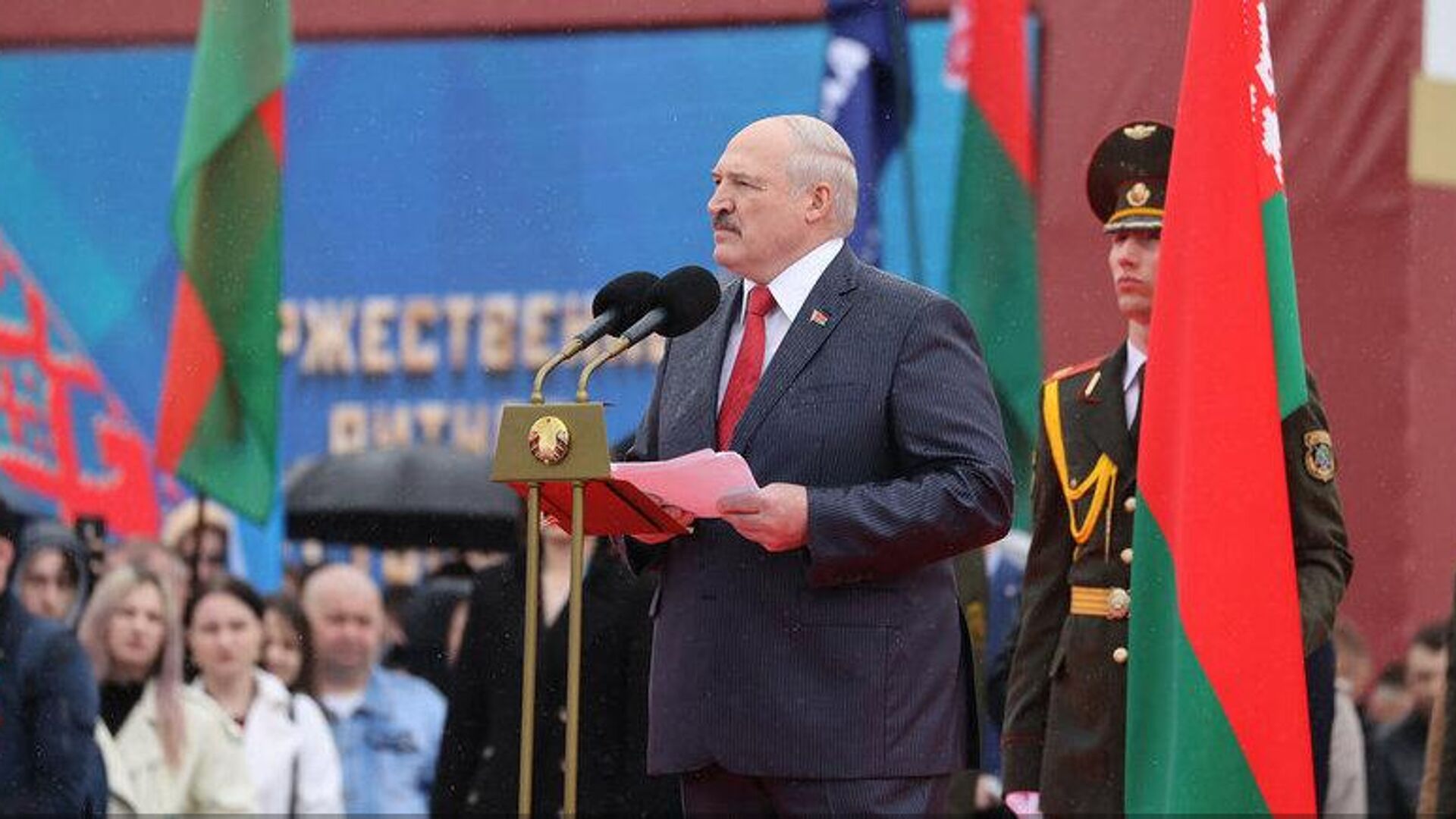 Президент Беларуси Александр Лукашенко в Минске 8 мая принял участие в торжественном ритуале чествования государственных символов  - Sputnik Беларусь, 1920, 08.05.2022