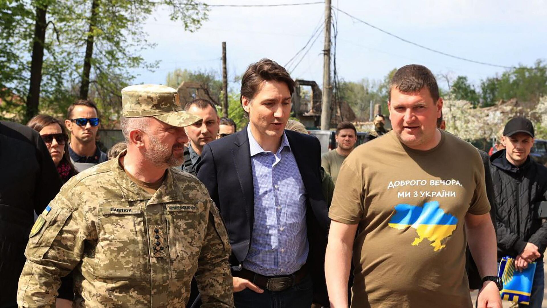 Премьер-министр Канады Джастин Трюдо (в центре) посещает город Ирпень 8 мая 2022 года, справа – мэр города Ирпень - Sputnik Беларусь, 1920, 08.05.2022