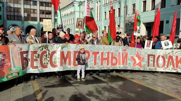 Белорусы приехали в Москву для участия в Бессмертном полку - видео - Sputnik Беларусь