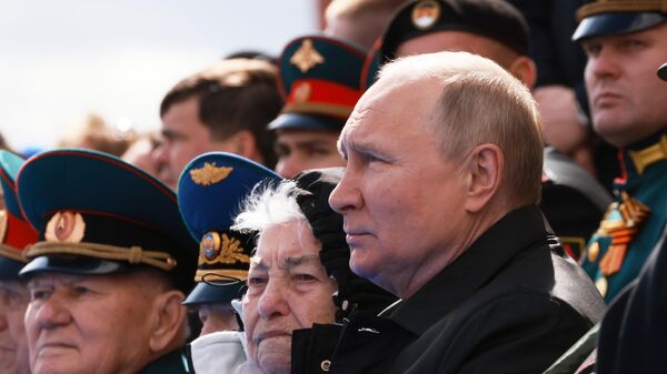 Президент РФ В. Путин на военном параде в честь 77-й годовщины Победы в ВОВ - Sputnik Беларусь